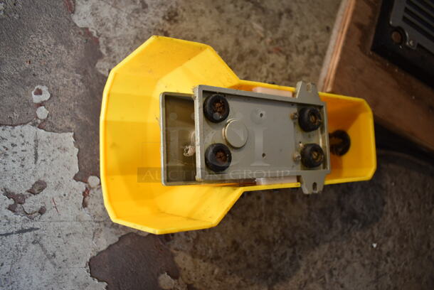 Kinex Cappers SA-2010 Metal Countertop Bottle Topping Machine.  - Image 4 of 5