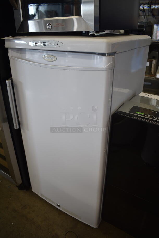 BRAND NEW SCRATCH AND DENT! Danby DH032A1W 3.2 Cu. ft Compact Medical Refrigerator. 115 Volts, 1 Phase. Tested and Working! - Image 3 of 5