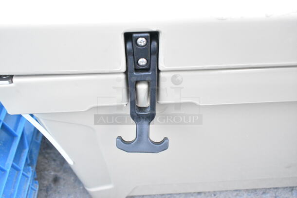 BRAND NEW SCRATCH AND DENT! CaterGator CG170TANW Tan 170 Qt. Mobile Rotomolded Extreme Outdoor Cooler / Ice Chest - Image 6 of 7