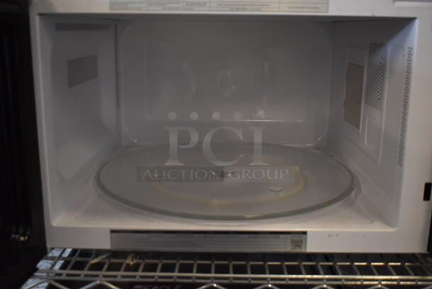 Toshiba ML2-EM62PA(SS) Stainless Steel Countertop Microwave Oven w/ Plate. 120 Volts, 1 Phase. - Image 4 of 6