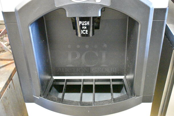 BRAND NEW SCRATCH AND DENT! Avantco Stainless Steel Commercial Hotel Ice Dispenser.  - Image 3 of 5