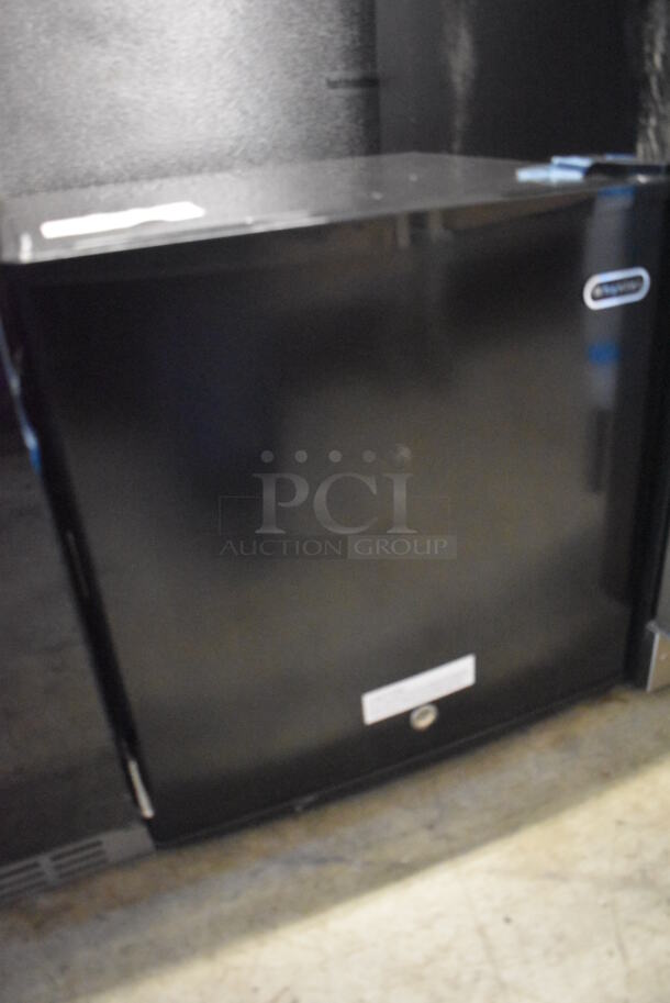 BRAND NEW SCRATCH AND DENT! Whynter CUF-110 Metal Mini Freezer. 115 Volts, 1 Phase. 18.5x18x20. Tested and Working! - Image 2 of 5