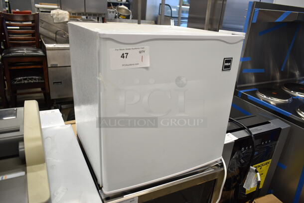 BRAND NEW SCRATCH AND DENT! RCA RFRF110-B Vertical Upright Mini Freezer, 1.1 cu. ft, White. 115 Volts, 1 Phase. Tested and Working! - Image 3 of 6