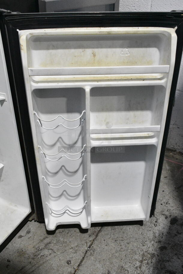 Galanz GL43S5 Metal Mini Cooler. 115 Volts, 1 Phase. Tested and Powers On But Does Not Get Cold - Image 4 of 5