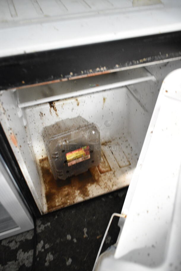 Galanz Metal Mini Cooler and Freezer. 115 Volts, 1 Phase. Tested and Powers On But Does Not Get Cold - Image 4 of 4