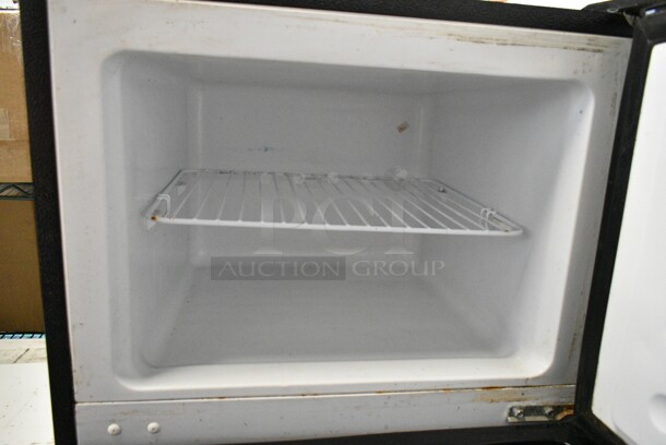 Thomson TFR725 Metal Cooler w/ Freezer. 115 Volts, 1 Phase. Tested and Powers On But Does Not Get Cold - Image 4 of 8