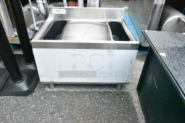 BRAND NEW SCRATCH AND DENT! Regency 600IB1824CP 18" x 24" Underbar Ice Bin with 7 Circuit Post-Mix Cold Plate and Bottle Holders - 51 lb. - Image 3 of 6