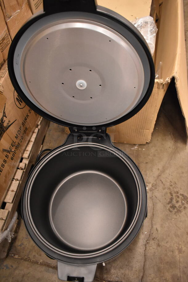 BRAND NEW SCRATCH AND DENT! Hamilton Beach 37560R Stainless Steel 60 Cup (30 Cup Raw) Electric Rice Cooker / Warmer. 120 Volts, 1 Phase. Tested and Working! - Image 3 of 5