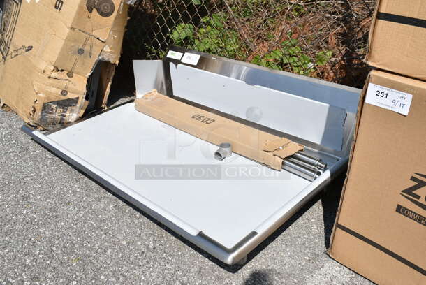 BRAND NEW SCRATCH AND DENT! Regency 600CDT48R 16 Gauge 4' Clean Dish Table - Right Drainboard - Image 3 of 5