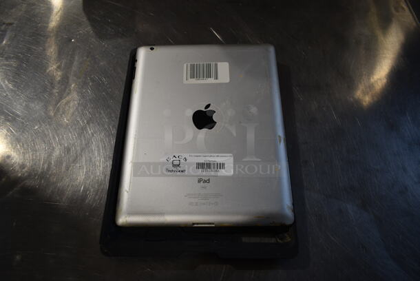 Apple A1416 iPad. 16 GB. See Pictures for Damage To Screen. - Image 3 of 4