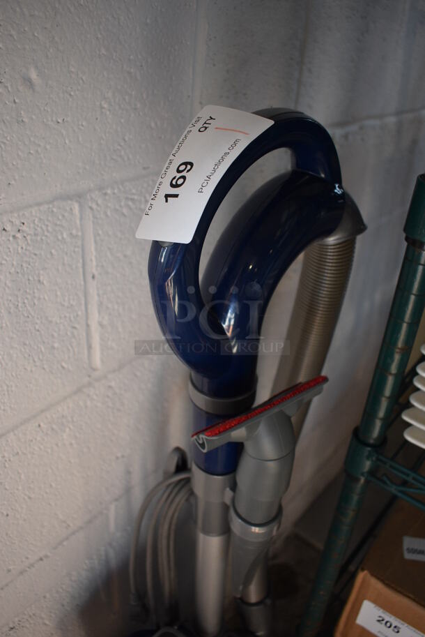 Shark Lift Away Deluxe Navigator Vacuum Cleaner. 12x10x47. Tested and Working! - Image 3 of 6