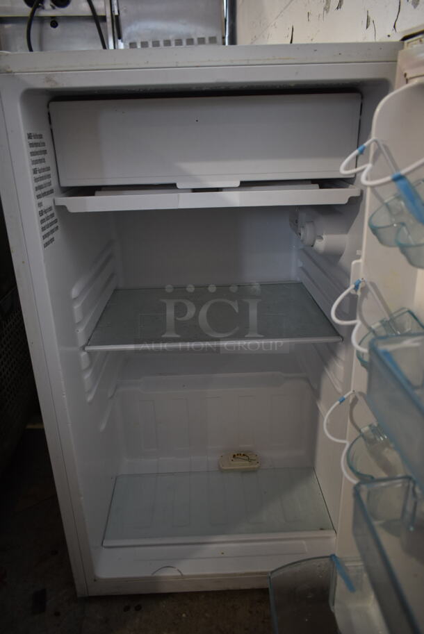 Avanti RM4406W Metal Mini Cooler. 115 Volts, 1 Phase. Tested and Working! - Image 4 of 6