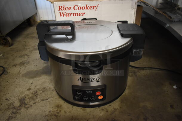 BRAND NEW SCRATCH AND DENT! Avantco 177RCSA90 Stainless Steel Commercial Countertop Electric Powered 90 Cup Rice Cooker. 240 Volts, 1 Phase.