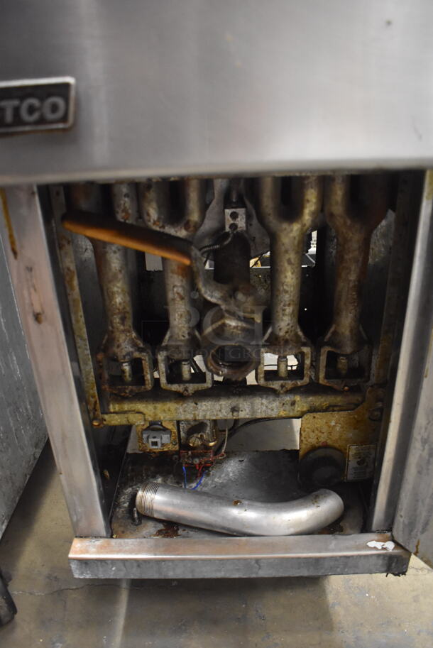 Pitco 45C+SS Commercial Stainless Steel Natural Gas Floor Fryer With 2 Fryer Baskets On Commercial Casters. 122,000 BTU.  - Image 4 of 5