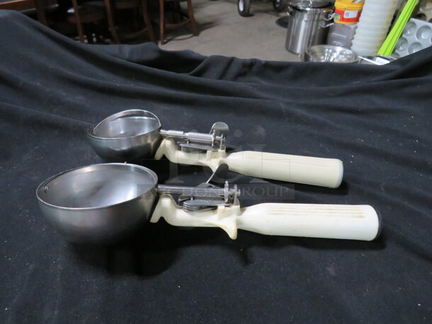 Beige Handle Disher. 2XBID - Image 1 of 1