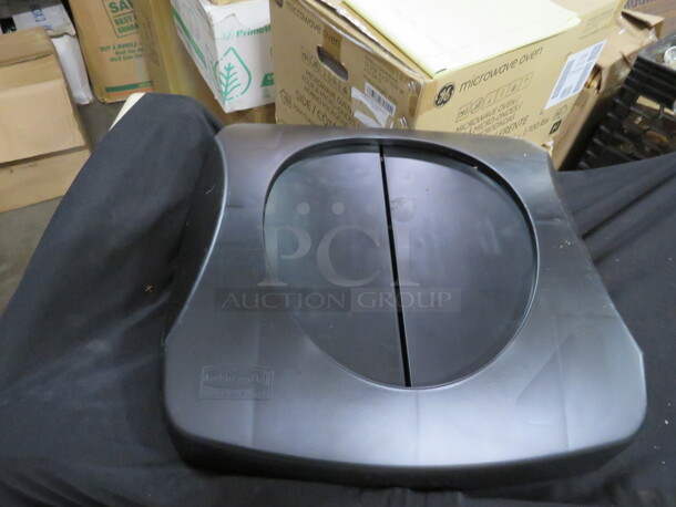 One NEW Rubbermaid Swing Top Lid. #91-2689-88. #FG268988BLA. - Image 1 of 1