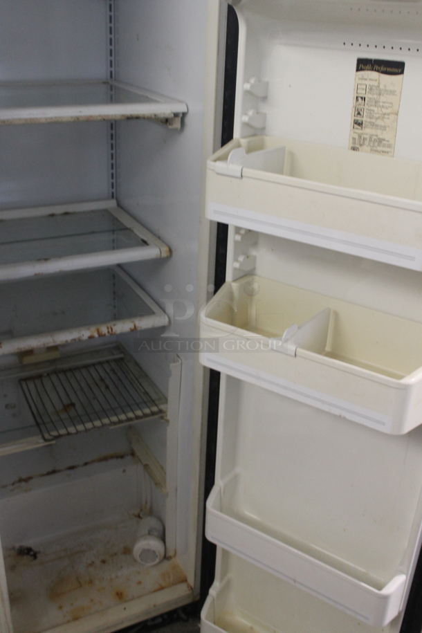 General Electric GE Stainless Steel Cooler Freezer Combo w/ Water and Ice Dispenser. Tested and Powers On But Does Not Get Cold - Image 4 of 6