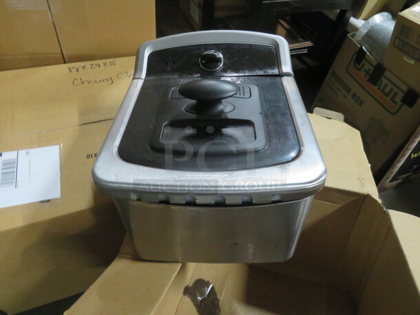 One Faberware 4 Liter Deep Fryer With 2 Baskets. - Image 1 of 3
