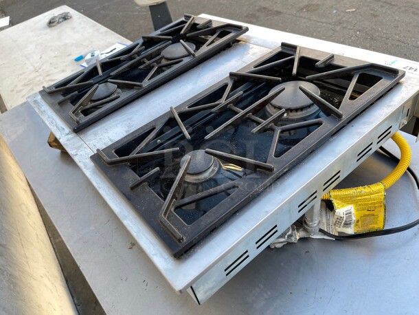 Clean! Jenn-air Pro-Style Series
30 inch Pro-Style Gas Rangetop with 4 Sealed Burners and Flame-Sensing Reignition Natural Gas Tested and Working! - Image 6 of 10