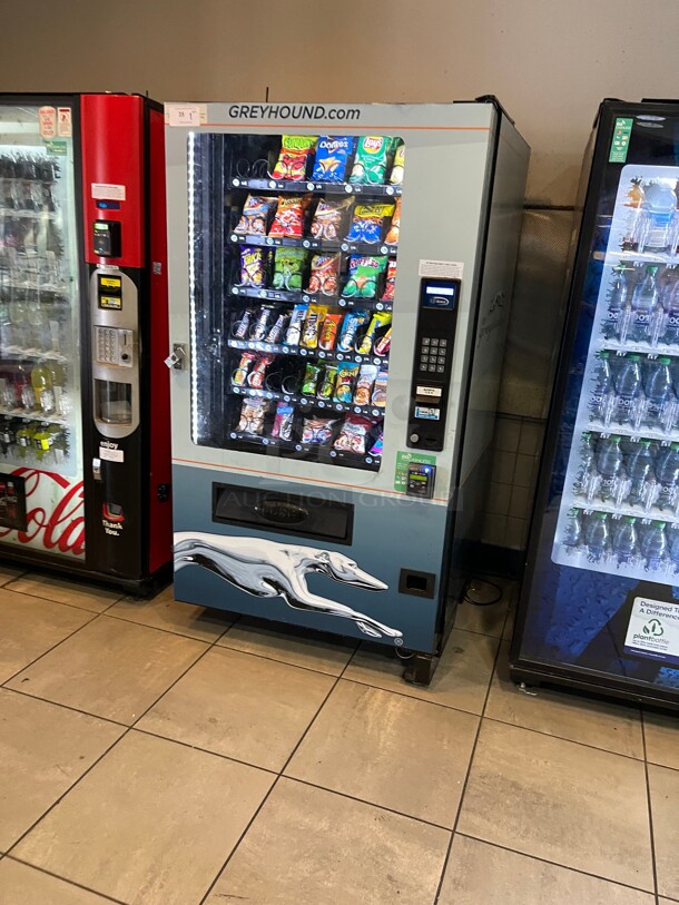 Working! Seaga Infinity INF5S Commercial Snack Vending Machine Made In The USA  Cash Or CC NSF 115 Volt Tested and Working! Currently In Use!  - Image 2 of 8