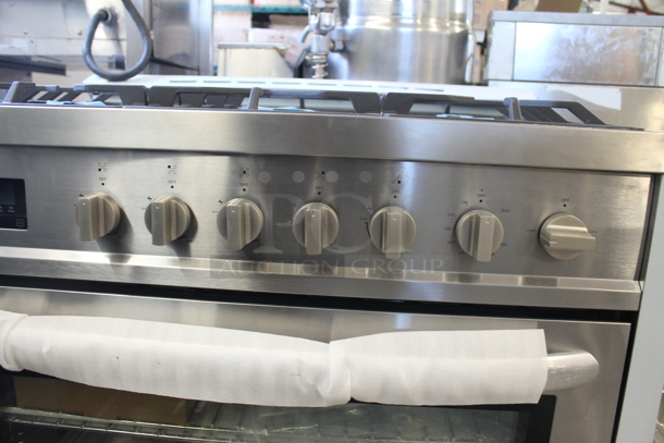 BRAND NEW SCRATCH AND DENT! KoolMore KM-FR36GL-SS Stainless Steel Commercial Natural or Propane Gas Powered 4 Burner Range w/ Oven.  - Image 2 of 11