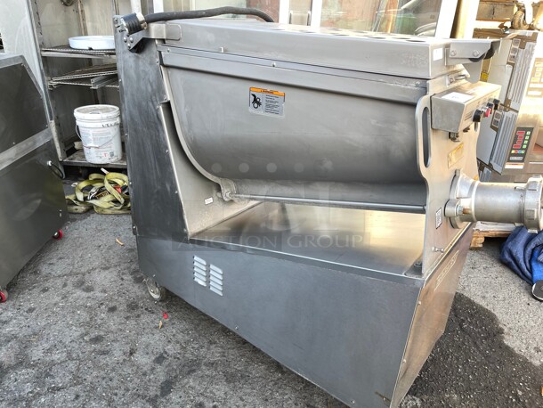 WOW! Hobart MG2032-7 Prime Meat Grinder w/ 200-lb Capacity - 7 1/2 hp Grind Motor, 1 hp Mix Motor, 220 v/3ph Tested and Working - Image 5 of 10