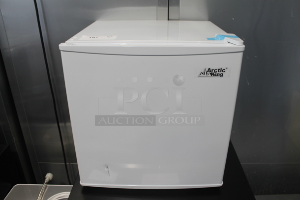 BRAND NEW SCRATCH AND DENT! Arctic King AUFM011AEW Mini Upright Freezer. 115 Volts, 1 Phase. Tested and Working! - Image 1 of 8