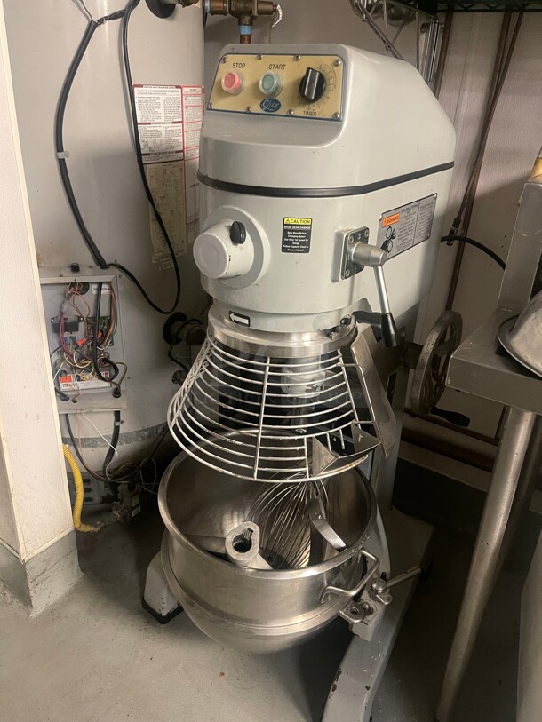 WOW! Globe SP40 40 qt. 3 Speed Floor Mixer w/Bowl Guard | 2 HP - Image 2 of 10