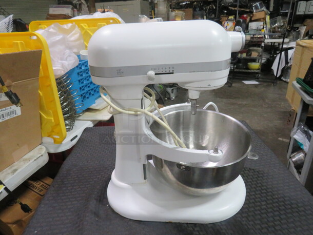 One Kitchenaid Professional 6 Quart Mixer With Bowl And Hook. #600. 575 Watt.  - Image 5 of 5