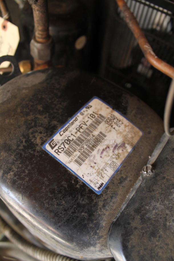 9.5'x7.5'x7.5' Walk In Unit w/ Copeland RS70C1-PRV-101 208/230 Volt, 1 Phase Compressor, Compressor and 2 Evaporator Fans. Does Not Include Contents. BUYER MUST REMOVE: This Item CANNOT Be Transported; Must Pick Up By Appointment Only. Freon Will Be Removed Before Pick Up Day. Tested and Working! (kitchen) - Image 11 of 12