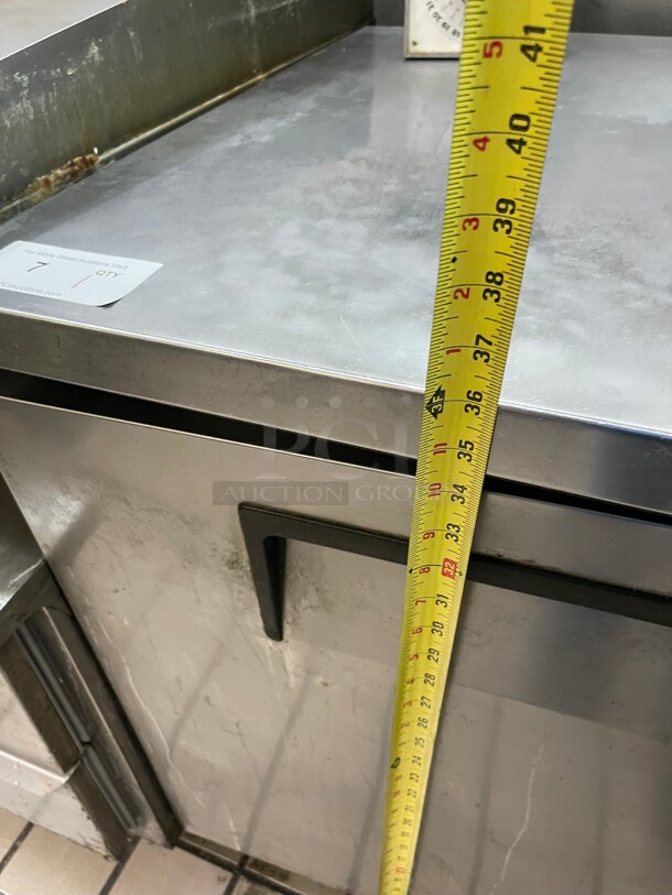 Late Model! True TUC-27F 28 inch W Undercounter Freezer w/ (1) Section & (1) Right Hinge Door, With 2 Shelves NSF 115v On Casters Tested and Working! - Image 7 of 7