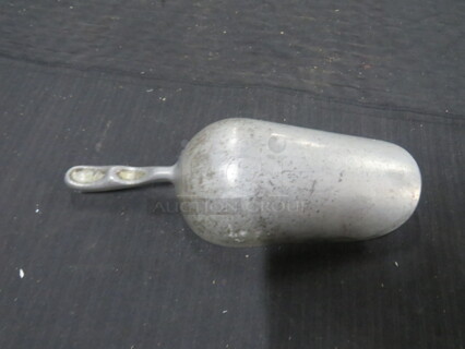 One 12oz Aluminum Sccop.