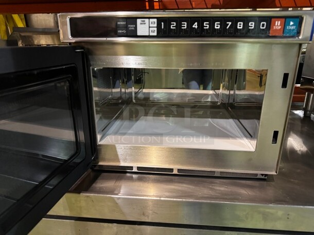 Royal Sovereign Commercial Microwave, Like New, Very nice condition! - Image 3 of 7