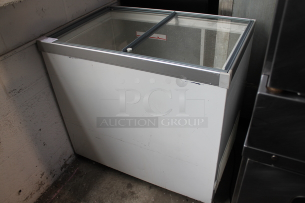 Vestfrost SCF940 Metal Commercial Chest Freezer Merchandiser. 115 Volts, 1 Phase. Tested and Working! - Image 2 of 6