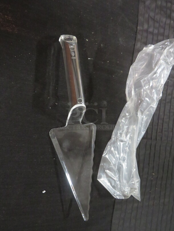 NEW Poly Cake/Pizza/Pie Server. 5XBID - Image 1 of 1