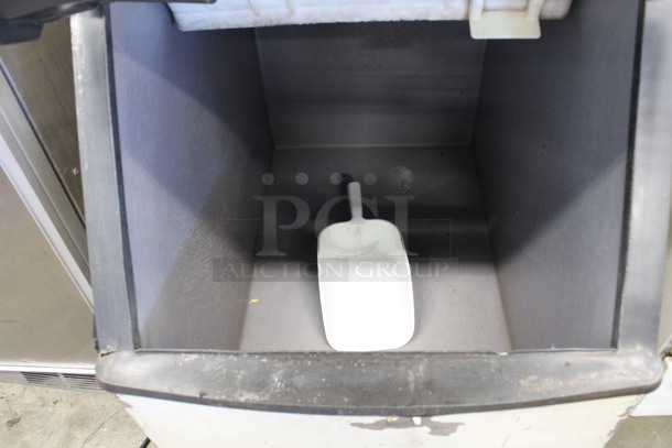 Manitowoc Model QD0423W Stainless Steel Commercial Water Cooled Ice Machine Head on Manitowoc Model S320 Commercial Ice Bin. 115 Volts, 1 Phase. 22x33x65 - Image 3 of 7