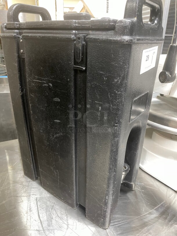Clean! Cambro 500LCD Camtainers® 4.75 Gallon Black Insulated Beverage Dispenser NSF Missing one Hinge - Image 3 of 9