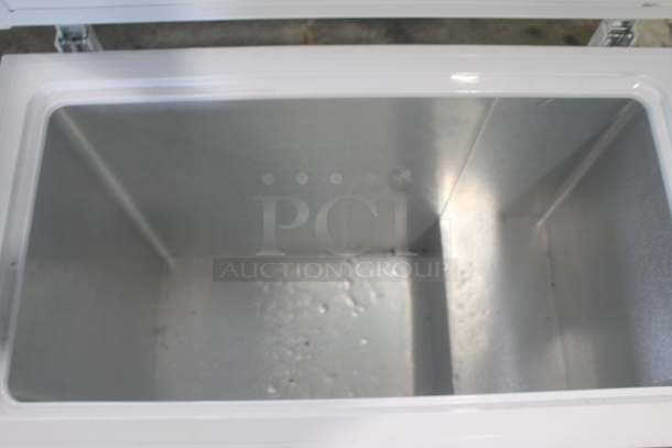 Electrolux FFFC07M1QW Commercial Chest Freezer, White. 115V, 1 Phase. Tested and Powers On But Does Not Get Cold - Image 4 of 5