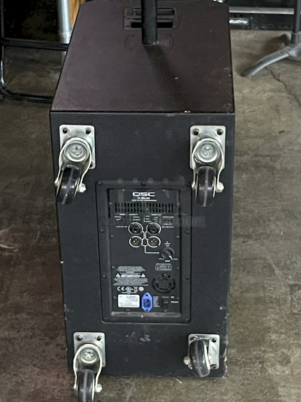 BRILLIANT! QSC KSUB  Dual 12" (300 mm) 1000 W Active 4th-order Bandpass Subwoofer, Dual Low Frequency Driver and Threaded Speaker Mounting Pole - Image 5 of 7