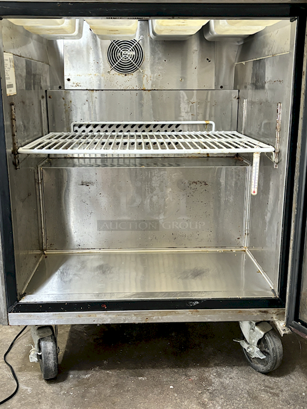 CERTIFIED WORKING! US Refrigeration USSMV-28 Mega Top Refrigerator Stocked Full Of 1/6 Pans. On Commerical Casters. Gets Down To & Holds Temperature Between 33-45* F. 115v. 28x37x48 - Image 4 of 8