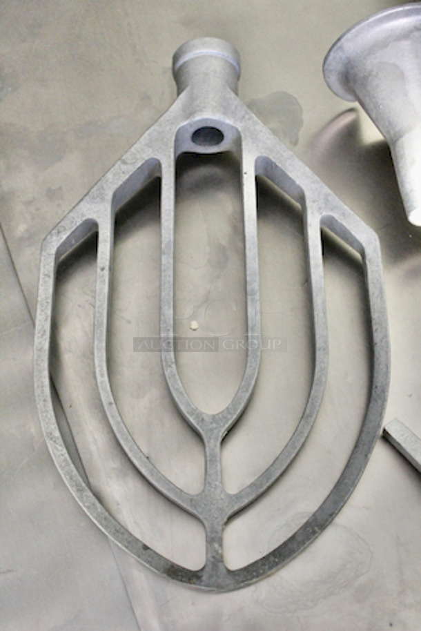 AMAZING! Hobart Model D340 40 Quart Mixer With 15 Min timer, Push Button on/off switches, 208v/3ph/60hz/1.5hp/5amp 575 lbs, Includes: SS Bowl, (2) Flat beaters &  Dough hook - 22 1/4" W x 30 1/4" D x 50 7/8" H - Image 3 of 8