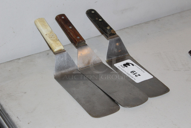 Hamburger Turner, Solid With Rounded Edge
2-3/4x14
3x Your Bid
 - Image 2 of 4
