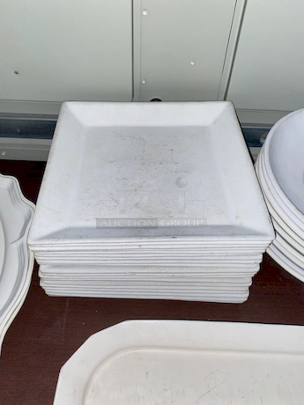 Table Full of High Quality Ceramic Platters, Includes Table Top and Bases. 

 - Image 5 of 6