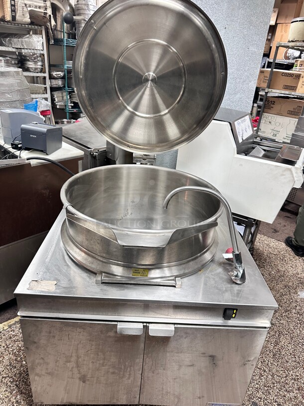 Late Model Cleveland KDM-40-T 40 gal Steam Kettle - Power Tilt, 2/3 Jacket, Direct Steam Natural Gas - Image 2 of 9