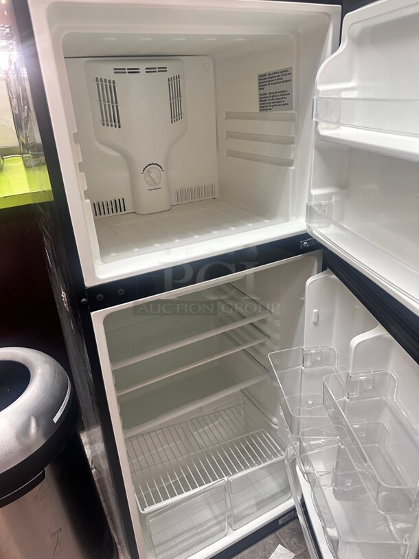 Magic Chef 10.1 cu. ft. Top Freezer Refrigerator in Black, Counter Depth 115 Volt Tested and Working - Image 3 of 4