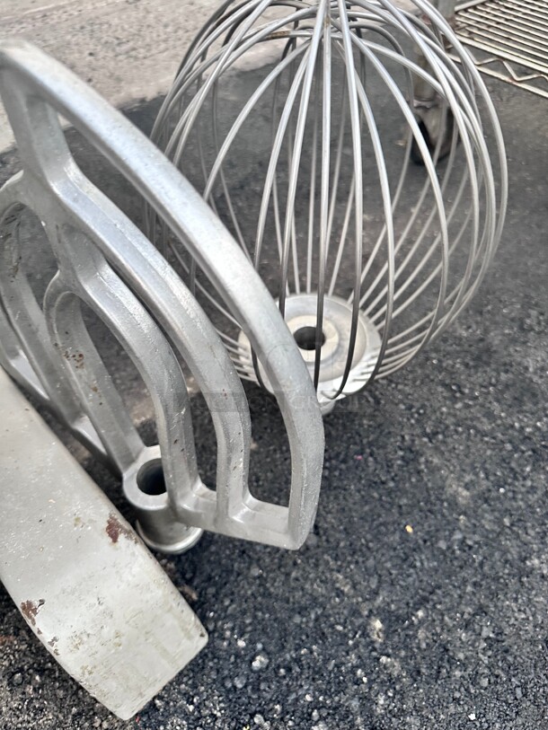 Late Model Globe SP40 40 qt Commercial Heavy Duty Planetary Dough Mixer - Floor Model, 2 hp, 220v, 3ph NSF Tested and Working  - Image 10 of 10