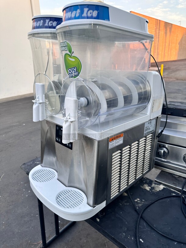 Bunn 58000.0015 Ultra 2 White and Stainless Steel Double 3 Gallon Slushy Machine - 120V Tested and Working - Image 1 of 5