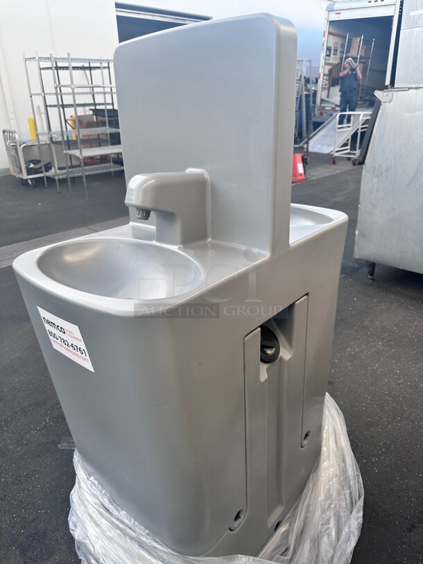 New In Box Nemco 69961 Stop N Scrub Portable Handwashing & Sanitizing Station 30 Gallon NSF - Image 4 of 9