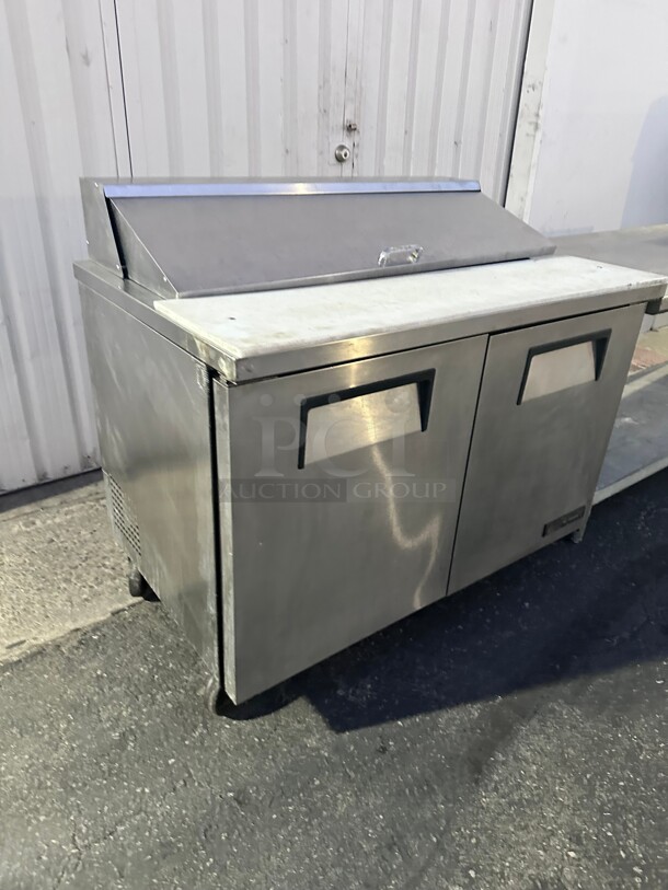 True TSSU-48-12 48 Inch Sandwich/Salad Prep Table w/ Refrigerated Base, 115v NSF  - Image 7 of 8