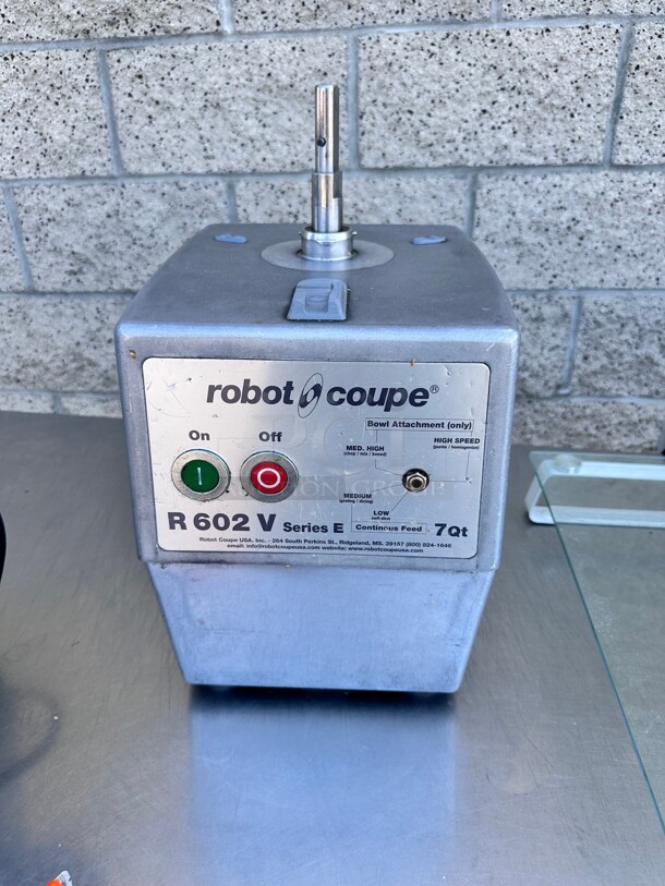Robot Coupe R602VV Combination Continuous Feed Food Processor with 7 Qt. Only The Base - Image 1 of 9